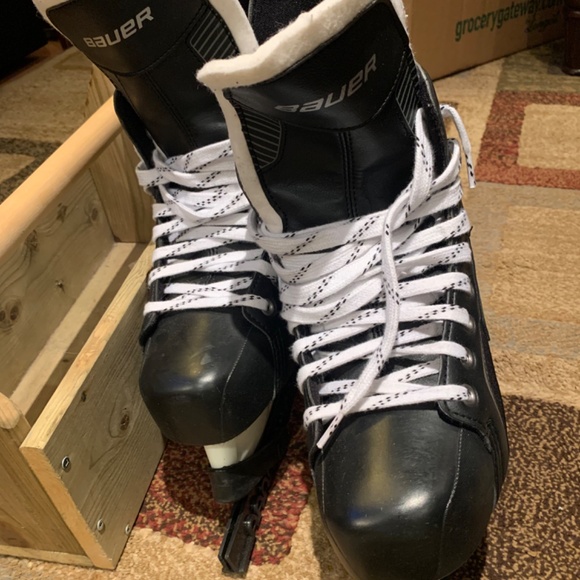 Ice skates - boys - Bauer size 10.5 kids.  Like new. - Picture 2 of 3
